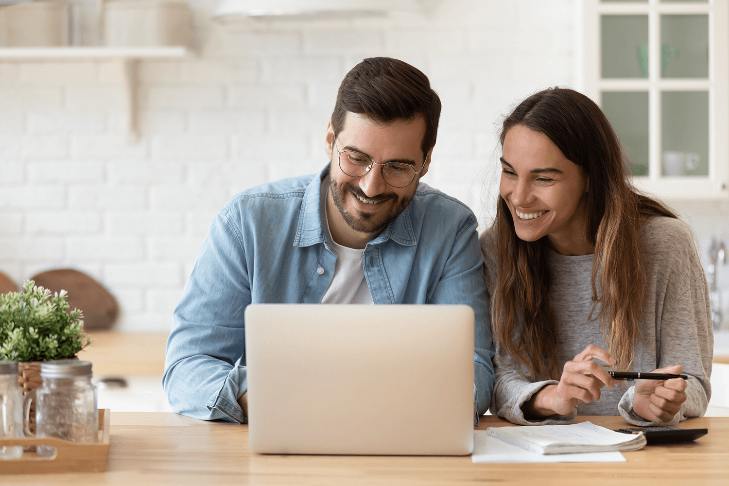 Couple-sat-together-investing-on-a-laptop